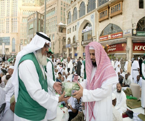   مصر اليوم - المسجد الحرام يشهد أطول سفرة إفطار بطول 4 كيلو مترات