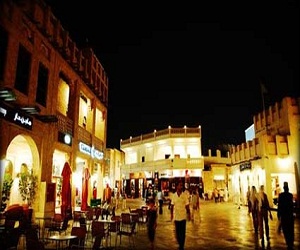   مصر اليوم - عبق ليالي سوق واقف الرمضانية يجتذب السياح