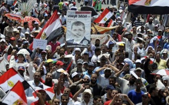 مصر اليوم - نشطاء سياسيون يؤكدون أن الإخوان فعلت ذلك لإخفاء ممارستها من العنف