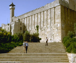 مصر اليوم - أذان المغرب محظور في الحرم الإبراهيمي