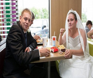 مصر اليوم - عروسان بريطانيان يحتفلان بزفافهما في مطعم ماكدونالدز