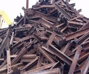   مصر اليوم - ضبط سيارة محملة بقضبان سكة حديد في الغردقة