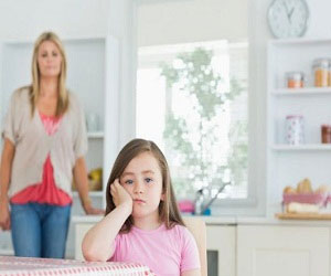 مصر اليوم - أربع بنات يغرن من أمهن