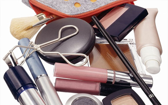 مصر اليوم - دراسة تبين مصادرة منتجات للتجميل من المسافرات من كل 4 رحلات واحدة