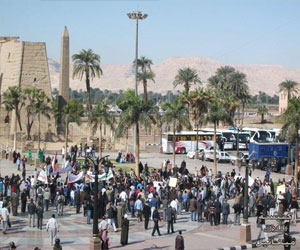   مصر اليوم - وقفة احتجاجية لأصحاب البازارات في الأقصر ضد وزير السياحة