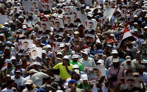   مصر اليوم - أنصار المعزول يدعون إلى مليونية ليلة القدر ويضعون الحواجز لعدم الاقتحام