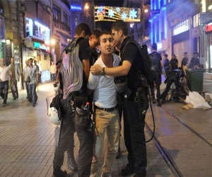   مصر اليوم - جرحى واعتقالات إثر تفريق الشرطة التركية بالقوة تظاهرة قرب ساحة تقسيم