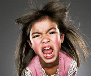 مصر اليوم - كيف نتعامل مع نوبات غضب الصغير في الأماكن العامة؟