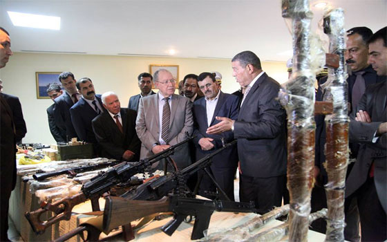 مصر اليوم - وزير الداخلية يؤكد اعتراف أحد الموقوفين باغتيال بلعيد ويعلن إحباط عملية انتحارية