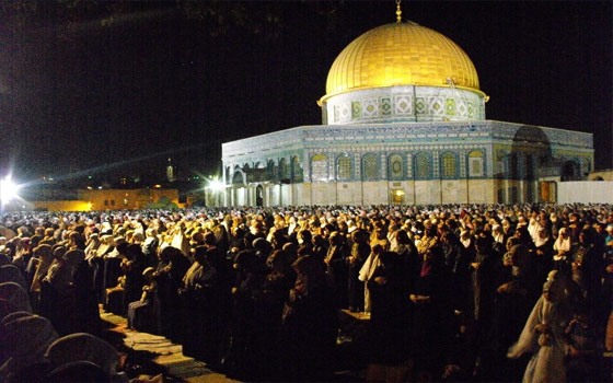   مصر اليوم - مئات الألاف من الفلسطينين والعرب يحيون ليله القدر في المسجد الأقصى