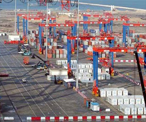   مصر اليوم - حركة ناشطة لموانئ السويس قبيل عيد الفطر