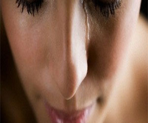   مصر اليوم - الفرنسيون يسامحون المرأة حال بكائها