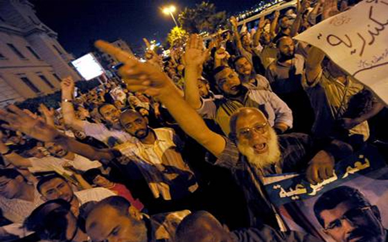 مصر اليوم - أنصار مرسي يعترفون بالهزيمة ويخططون لترحيله من مصر