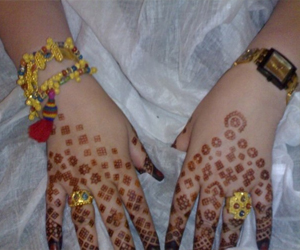   مصر اليوم - الموريتانيات يقبلن على محلات الزينة قبيل العيد