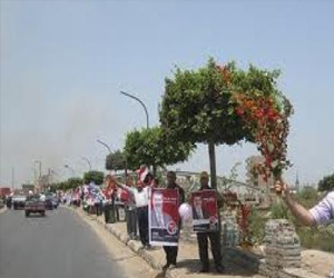   مصر اليوم - سلسلة بشرية لأنصار مرسي في الإسكندرية