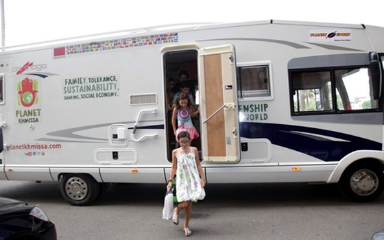   مصر اليوم - عائلة مغربية من 5 أفراد تقوم برحلة حول العالم في 5 سنوات