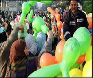   مصر اليوم - الآلاف من أهالي الإسماعيلية يحتفلون بالعيد في الشواطئ والحدائق