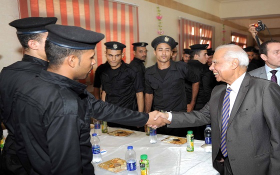   مصر اليوم - رئيس الوزراء يتفقد قوات الأمن المركزي ويقدر دور الشرطة في تأمين البلاد