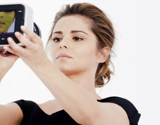   مصر اليوم - شيريل كول تظهر من دون كريم أساس