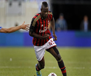   مصر اليوم - الإصاية تهدد مشاركة بالوتيلي مع ميلان