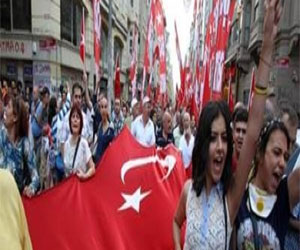   مصر اليوم - مطالب النساء في ساحة إستقلال ونزول المرأة التركية