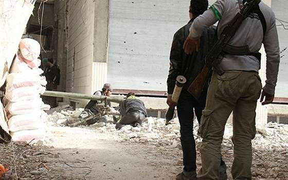 مصر اليوم - 88 قتيلاً الجمعة والقوات الحكومية تشن غارات جوية على جبلي الأكراد والزاوية