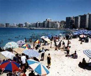   مصر اليوم - إقبال ملحوظ علي شواطئ الإسكندرية في ثاني أيام العيد