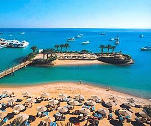   مصر اليوم - إقبال كبير لمواطني البحر الأحمر على شواطئ الغردقة في ثالث أيام العيد