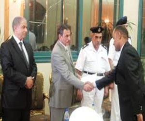   مصر اليوم - مدير أمن البحر الأحمر يعتمد حركة الضباط