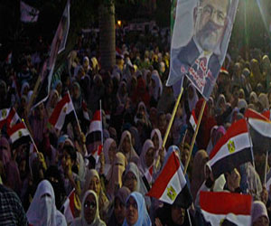   مصر اليوم - مؤيدو مرسي يمزوقون لافتات تهنئة بالعيد في الأقصر