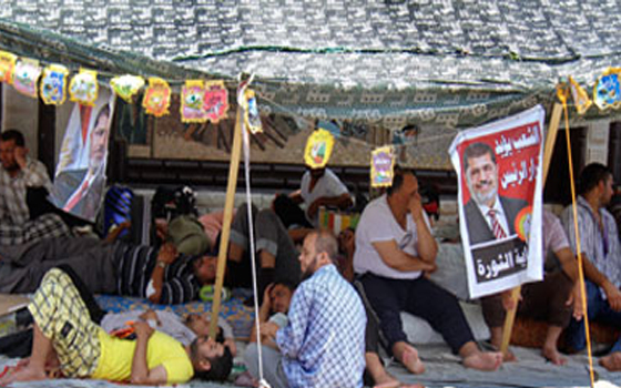   مصر اليوم - حالة من القلق تسود أجواء المعتصمين في رابعة العدوية والنهضة