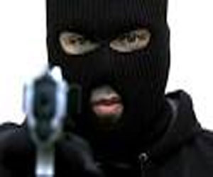   مصر اليوم - تاجر مخدرات يطلق النار على زوجتة ويشعل النيران بمنزلهما