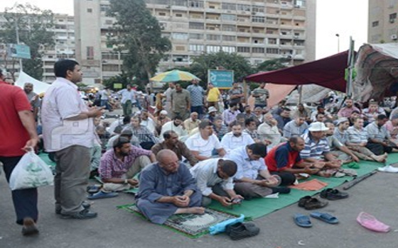   مصر اليوم - الهدوء يسود رابعة العدوية والنهضة رغم الاستعداد لفض الداخلية للاعتصامات