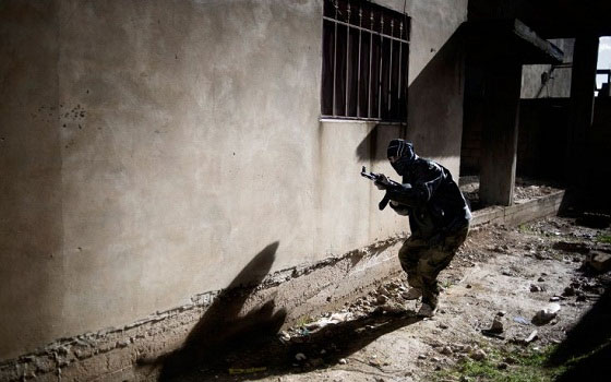 مصر اليوم - 60 قتيلاً سوريًا الإثنين وإسقاط طائرة ميغ في القابون وإدانة لقصف السلمية