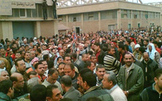   مصر اليوم - المصري الديمقراطي يُدين فضّ اعتصام عمال السويس بالقوة وفصل 45 عاملاً