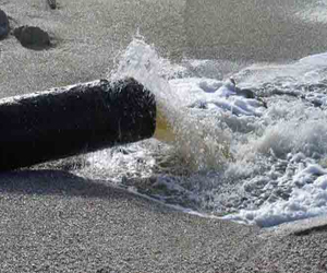   مصر اليوم - قرية سياحية تلقي بالصرف الصحي في البحر الأحمر