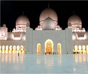 مصر اليوم - جامع الشيخ زايد يستقبل مليونًا و217 ألف زائر ومصل خلال رمضان وعيد الفطر