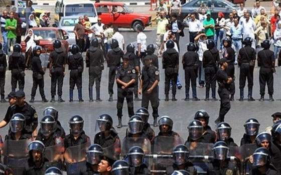 مصر اليوم - حذر بين معتصمي رابعة والنهضة بعد تكثيف قوات الأمن في محيط الاعتصام