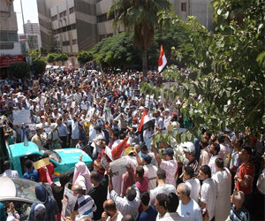   مصر اليوم - أنصار الرئيس المصري المعزول يتظاهرون أمام عدد من وزارات الدولة