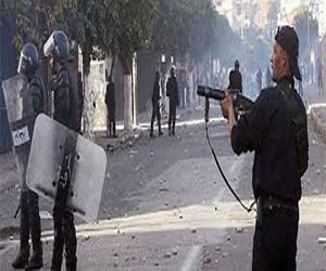   مصر اليوم - أمن الدقهلية يستخدم قنابل الغاز للتفريق بين مؤيدي مرسي ومعارضيه