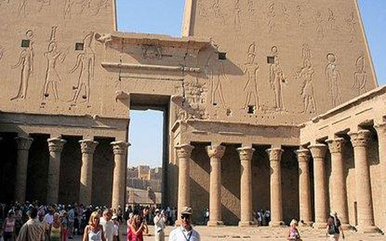 مصر اليوم - زعزوع وأبو النصر يناقشان نشر الوعي السياحي بين الطلاب