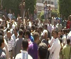   مصر اليوم - أنصار المعزول يستولون على ميدان الدهار في الغردقة ويغلقونه ببناء حوائط حجرية