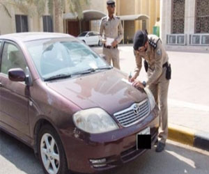 مصر اليوم - مراهق كويتي قحَّص بسيارة جيرانه أمام رجلي دورية