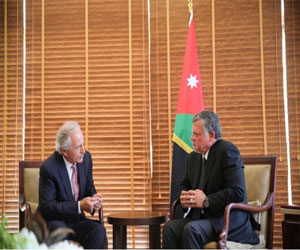   مصر اليوم - الملك يستقبل السيناتور روبرت كوركر