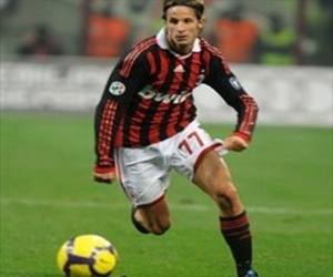   مصر اليوم - صراع تركي على ضم أنطونيني مدافع ميلان