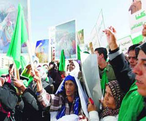   مصر اليوم - متظاهرون ليبيون يطالبون الحكومة بقطع العلاقات مع مصر