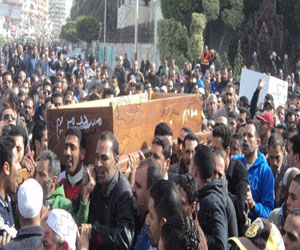   مصر اليوم - آلاف المصريين يشيعون جثامين 43 من ضباط الشرطة وعناصرها