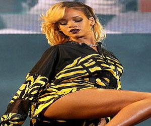 مصر اليوم - ريهانا وسايروس تكشفان جسميهما خلال الصيف