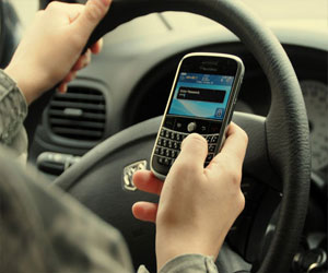   مصر اليوم - نيوزيلندية بعثت رسائل نصية أثناء القيادة وهي نائمة