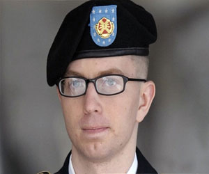 مصر اليوم - برادلي مانينغ يعتذر عن تسريب وثائق سرية لموقع ويكيليكس